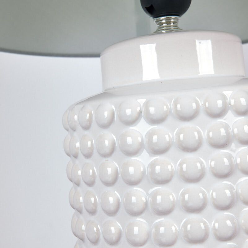 Weiße Keramik-Tischlampe mit Lampenschirm