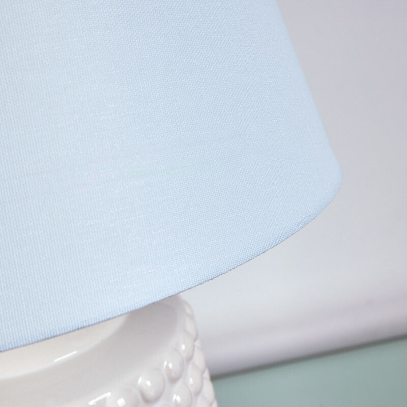 Weiße Keramik-Tischlampe mit Lampenschirm