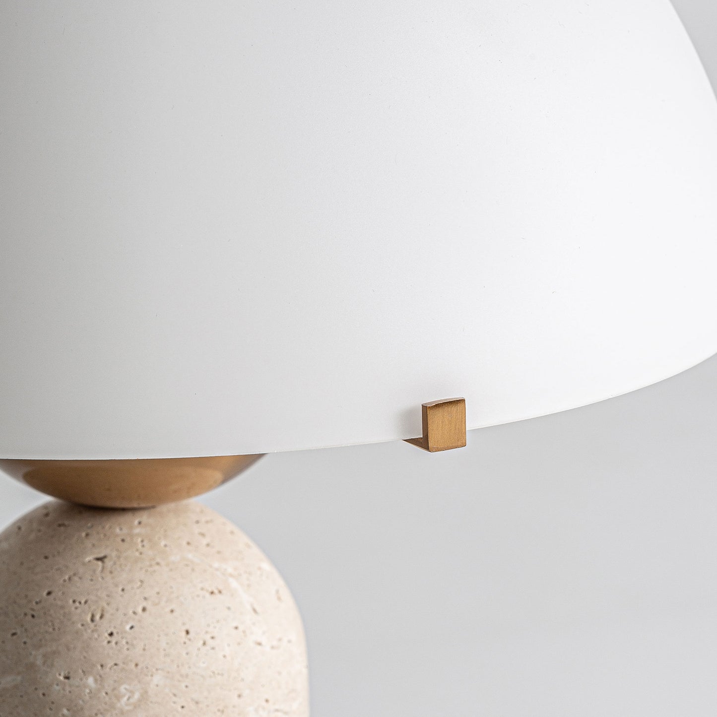 O candeeiro de mesa Mármore e Vidro combina materiais nobres com um design minimalista e sofisticado
