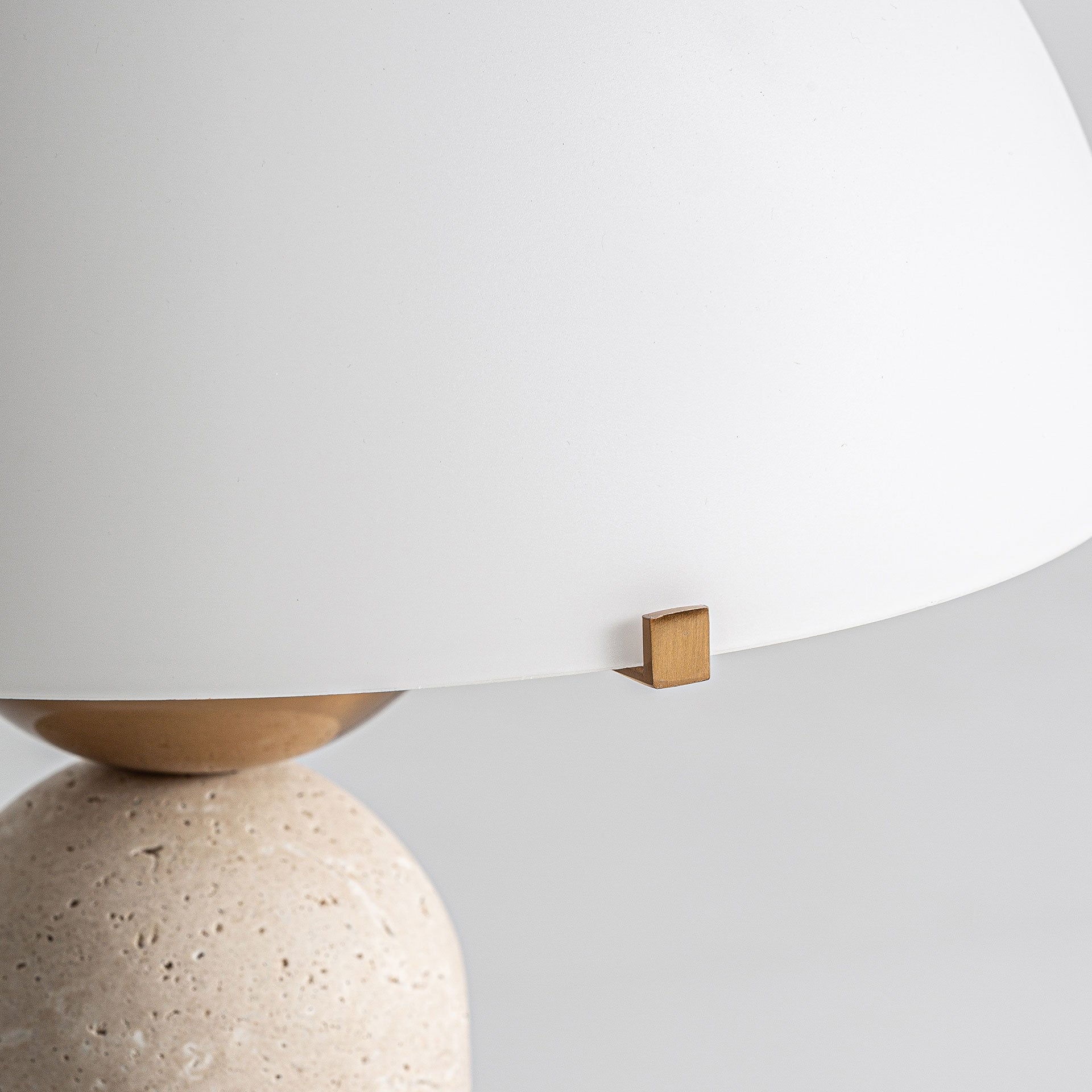 O candeeiro de mesa Mármore e Vidro combina materiais nobres com um design minimalista e sofisticado