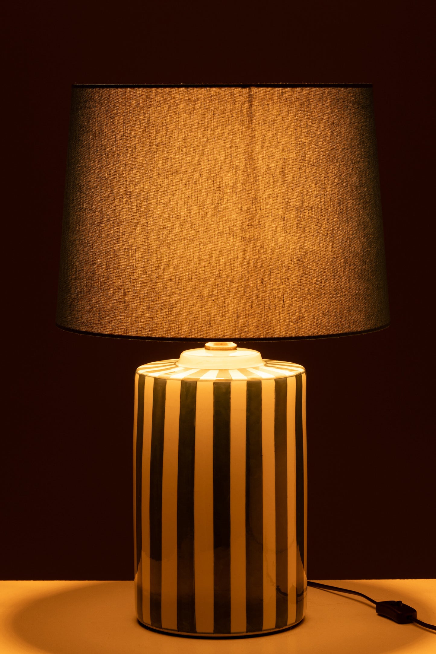 Weiße Keramik-Tischlampe mit Lampenschirm