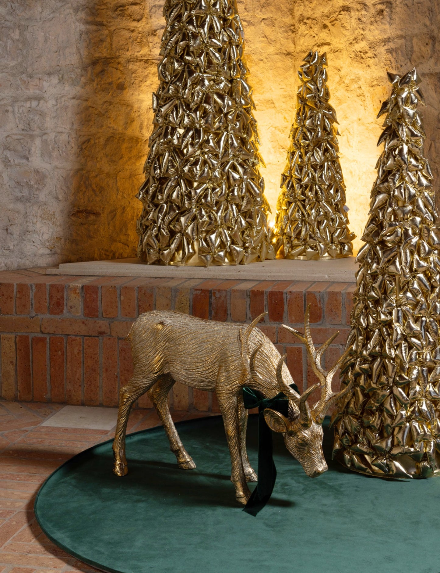 Rena dourada com laços bordeaux e/ou verde