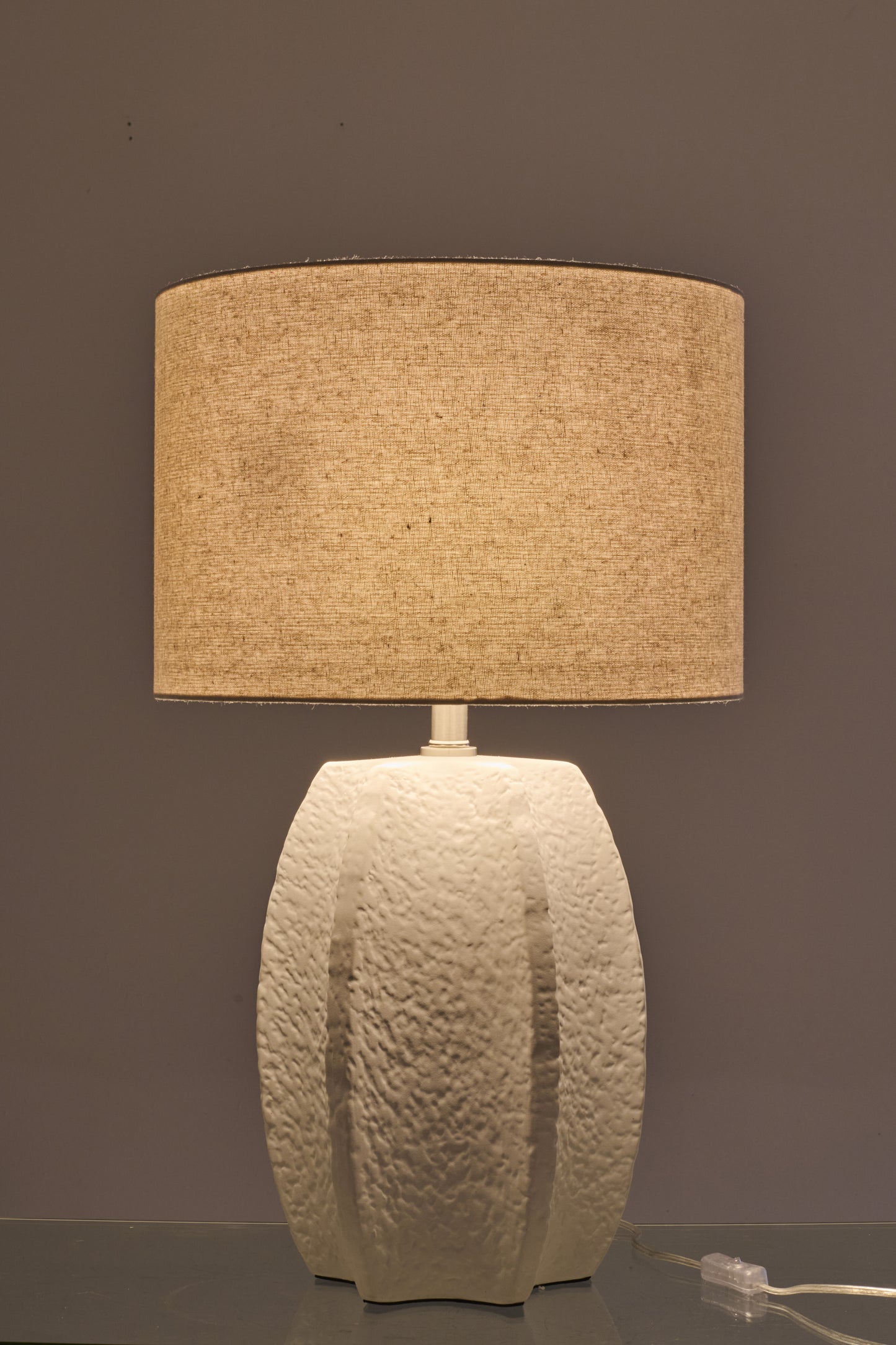 Candeeiro de Mesa Cerâmica Branco com abajur bege