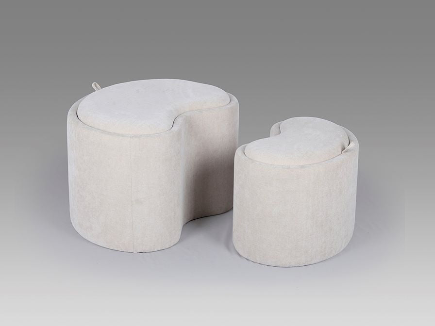 banco e mesa reversível com tecido bege estofado e tampo de mesa carvalho natural, arrumação no interior