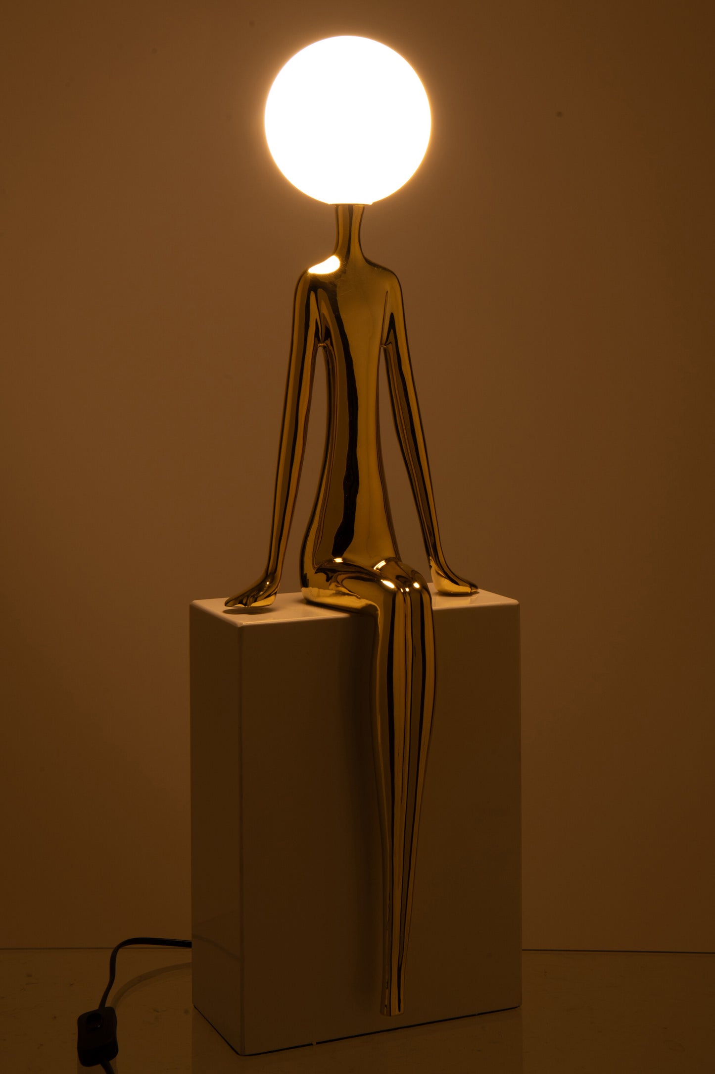 Candeeiro de mesa Silhueta Sentada dourado e branco