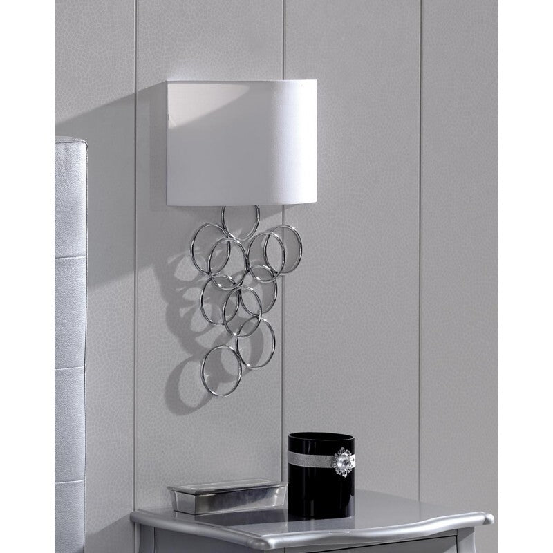 Wandleuchte mit Chromrand und weißem Lampenschirm