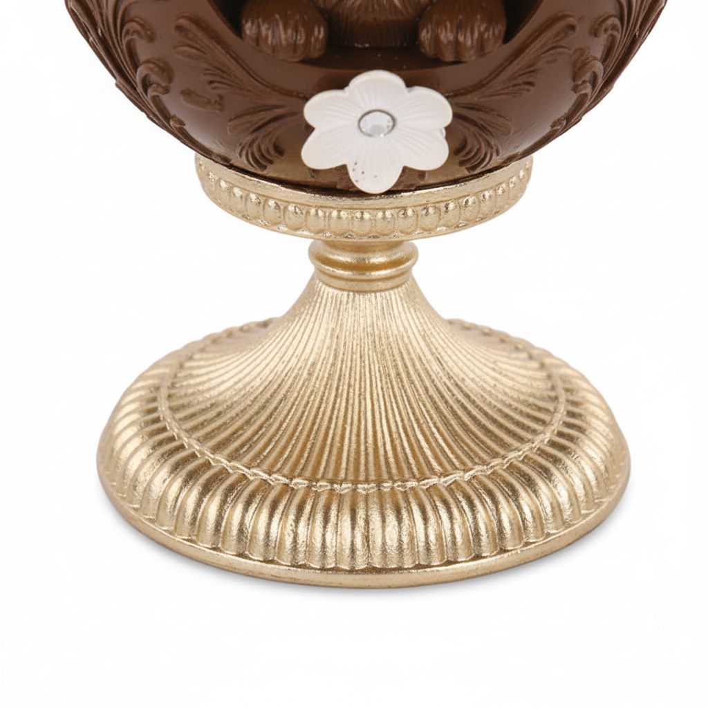 Detalhe da base pedestal dourada