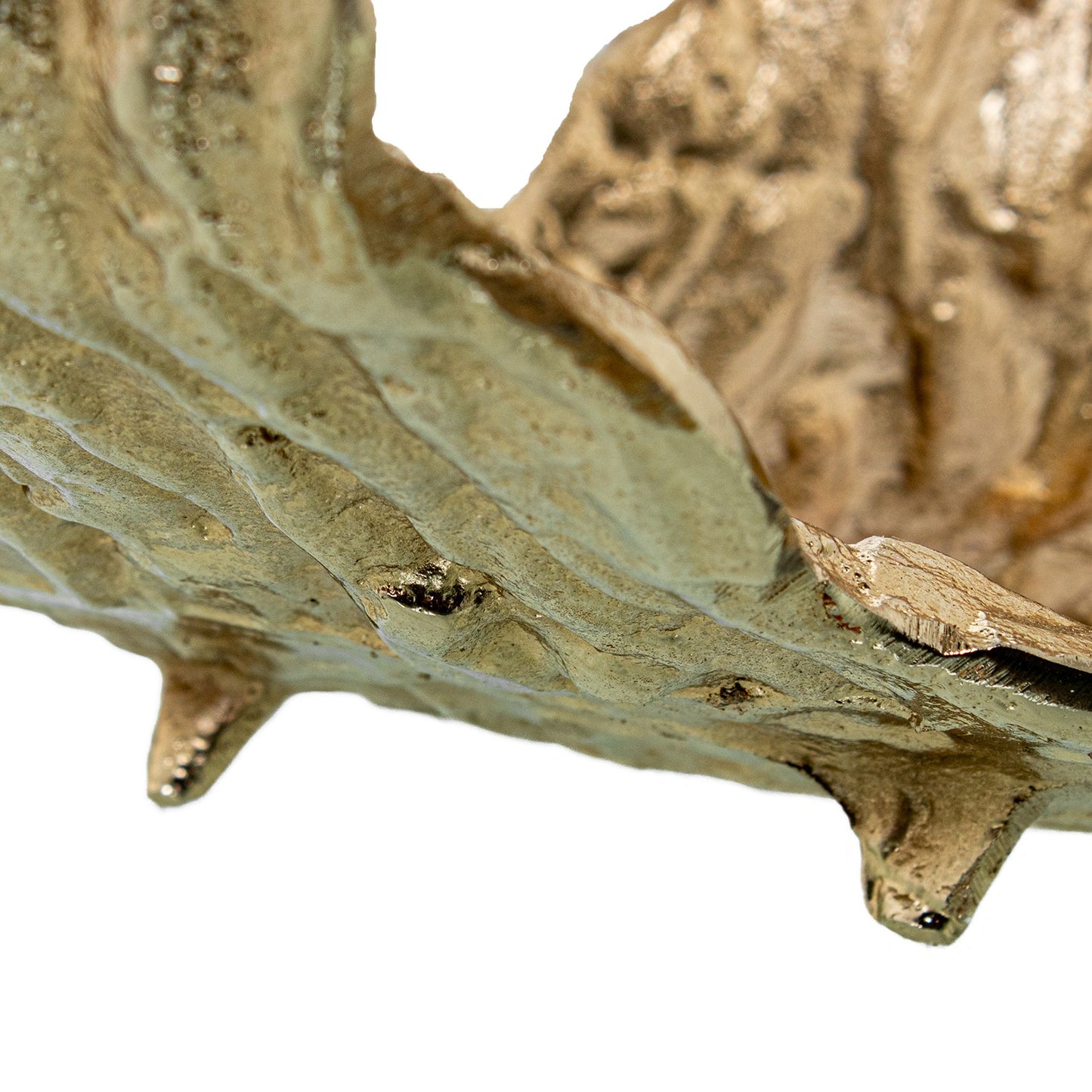 Escultura orgânica em dourado