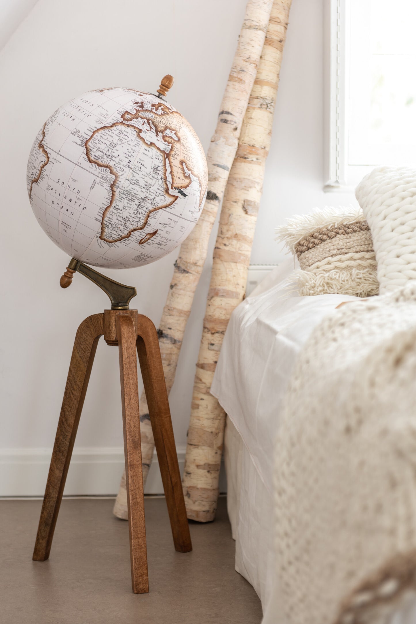 Globo decorativo terrestre branco e madeira