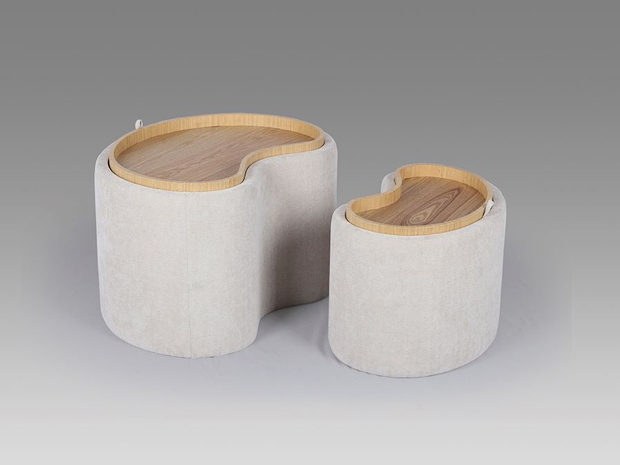 banco e mesa reversivel com tecido bege estofado e tampo de mesa carvalho natural, arrumação no interior