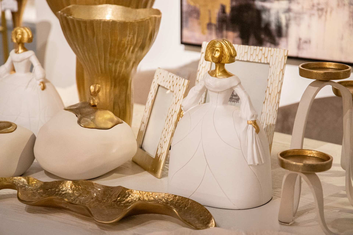 Caixa em alumínio branco e dourado