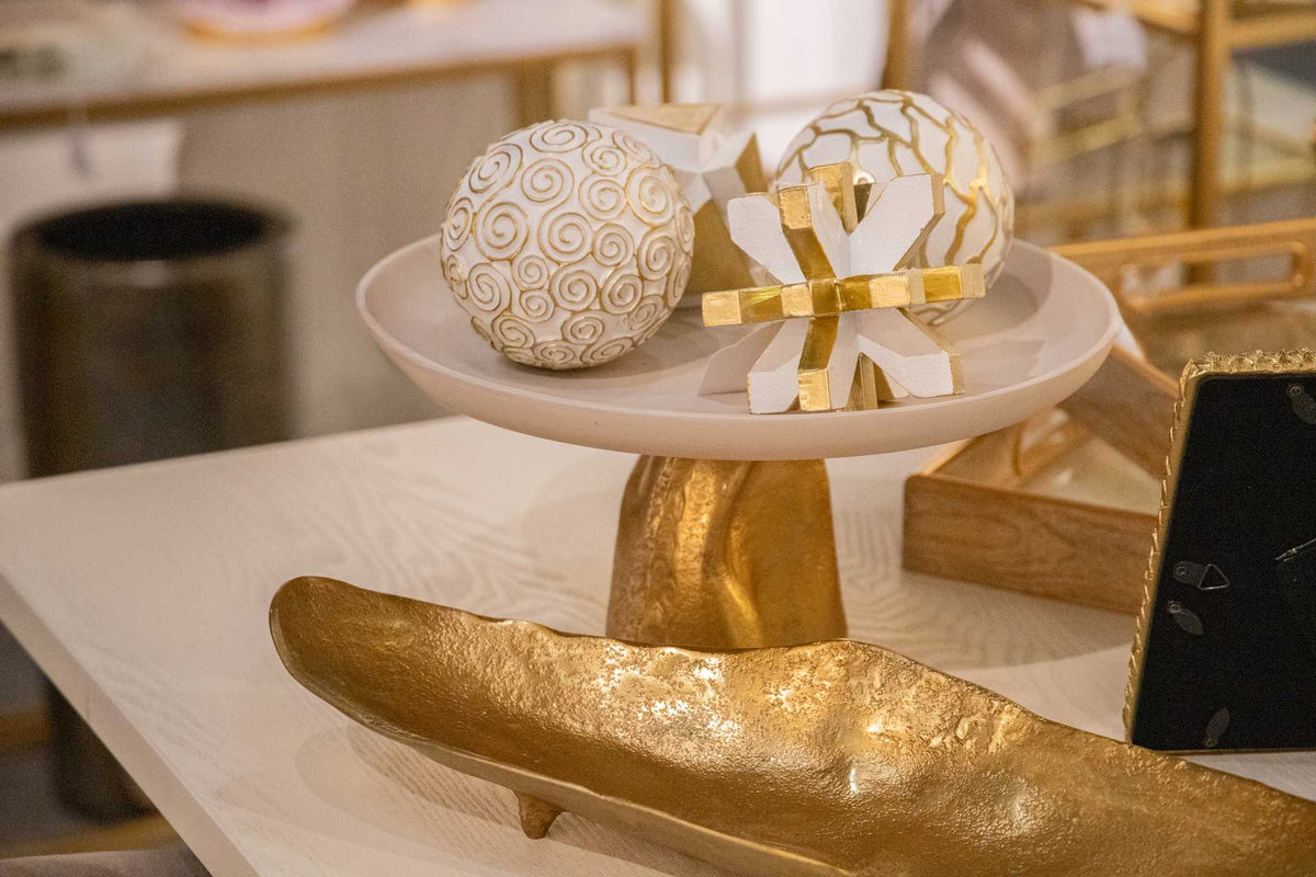 Centro de mesa com pé em alumínio branco e dourado