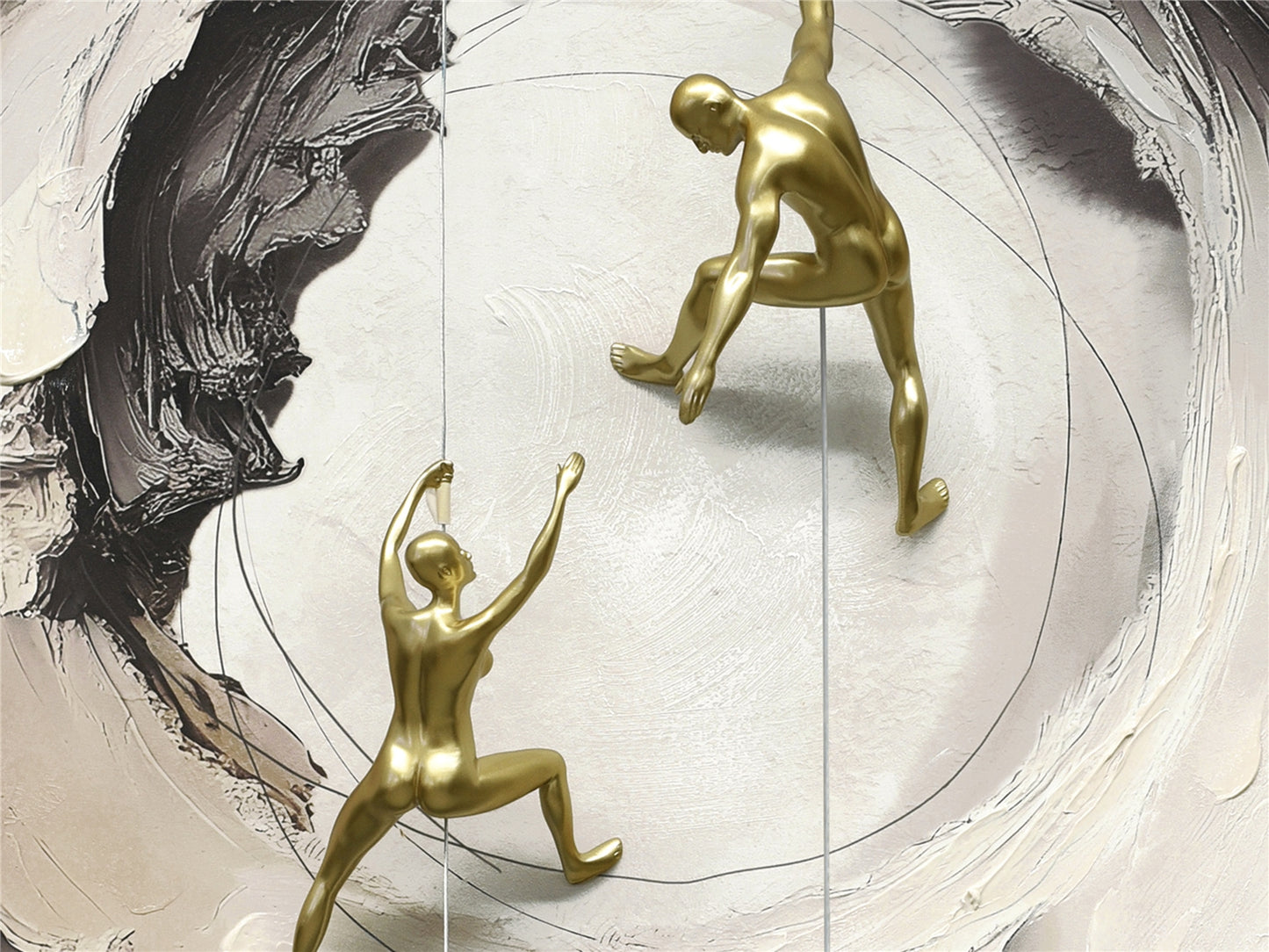 Quadro Abstrato em relevo e alpinistas dourados  100x100 cm