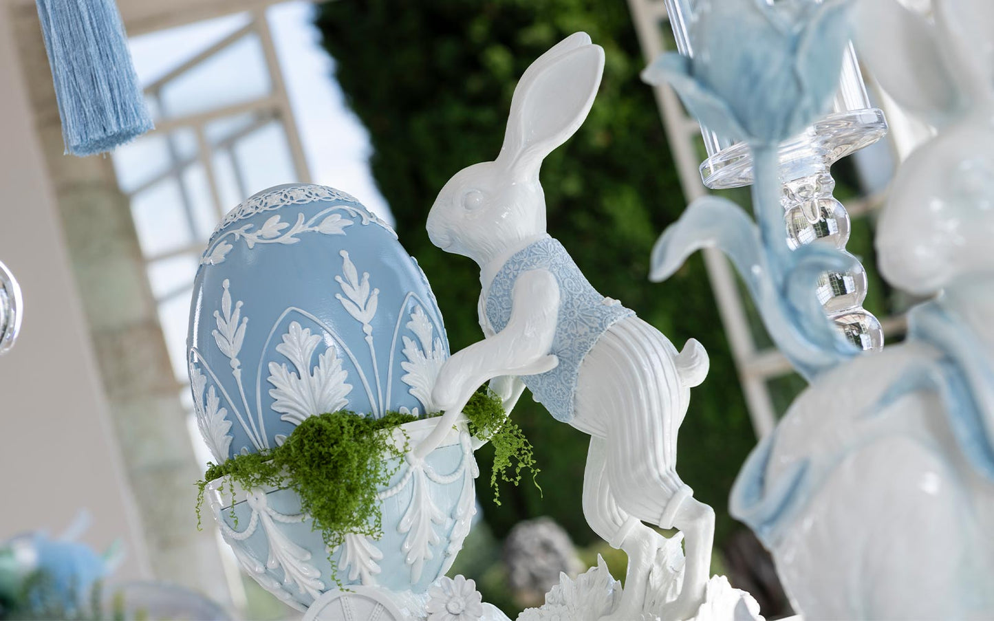 Coelho Decorativo com Carrinho Azul 36cm