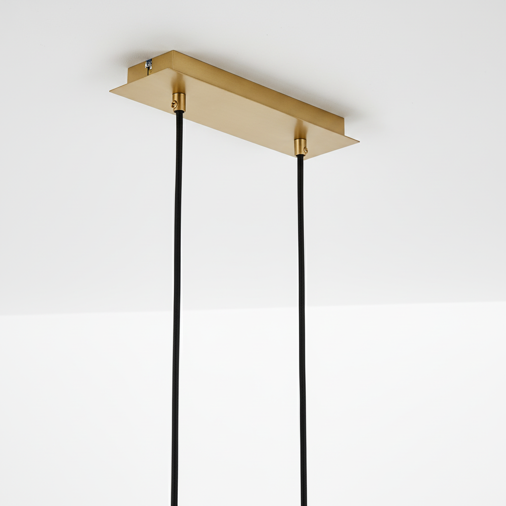 Detalhe da base dourada e fixação ao teto