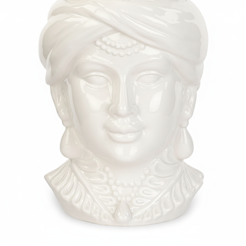 Detalhe do rosto e colar decorativo