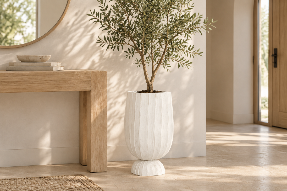 Floreiro Mykonos branco numa entrada contemporânea