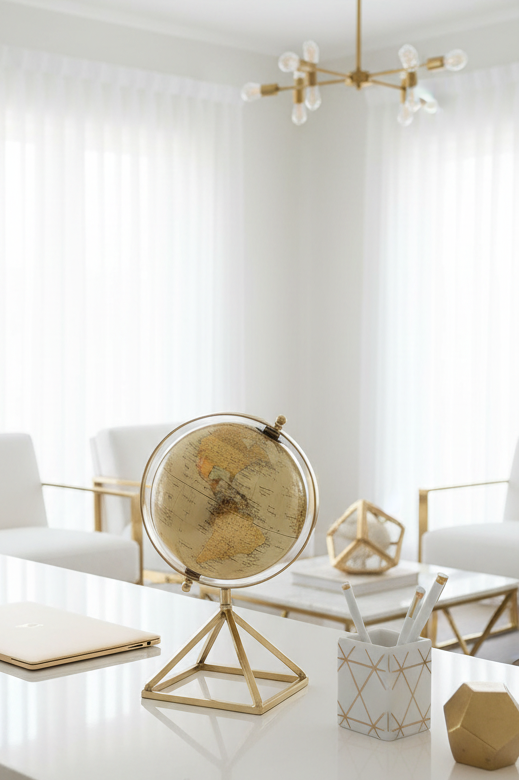 Globo dourado em ambiente moderno branco e dourado