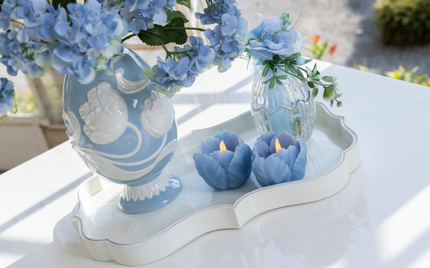 Jarra Ovo azul com flores brancas 21cm