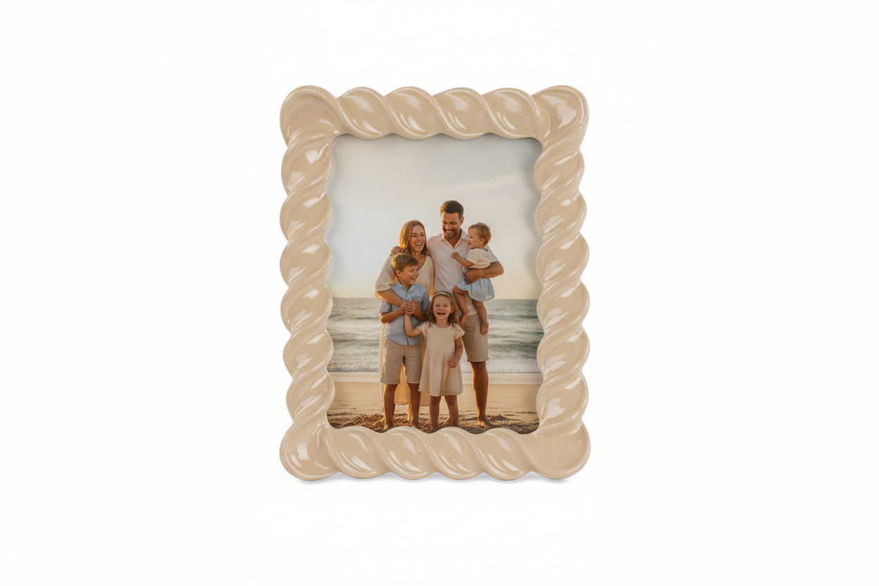 Moldura bege com foto de família