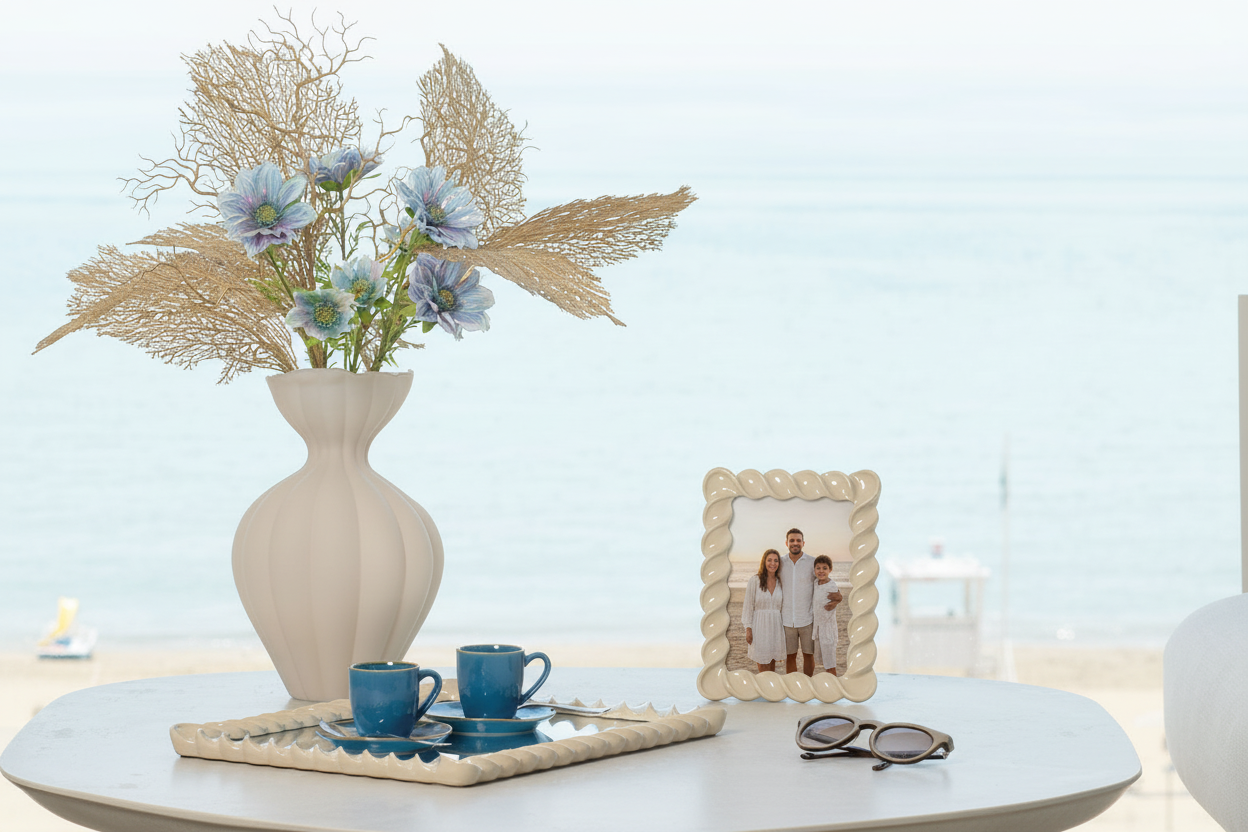 Moldura bege com foto em mesa costeira