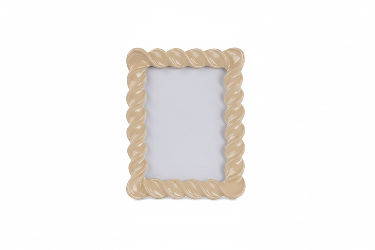 Moldura bege vazia em fundo branco