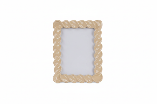 Moldura bege vazia em fundo branco