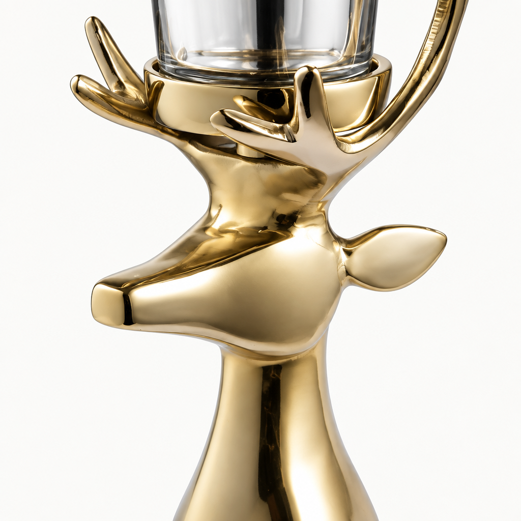 Pormenor da cabeça e do acabamento dourado do Castiçal Rena Glower