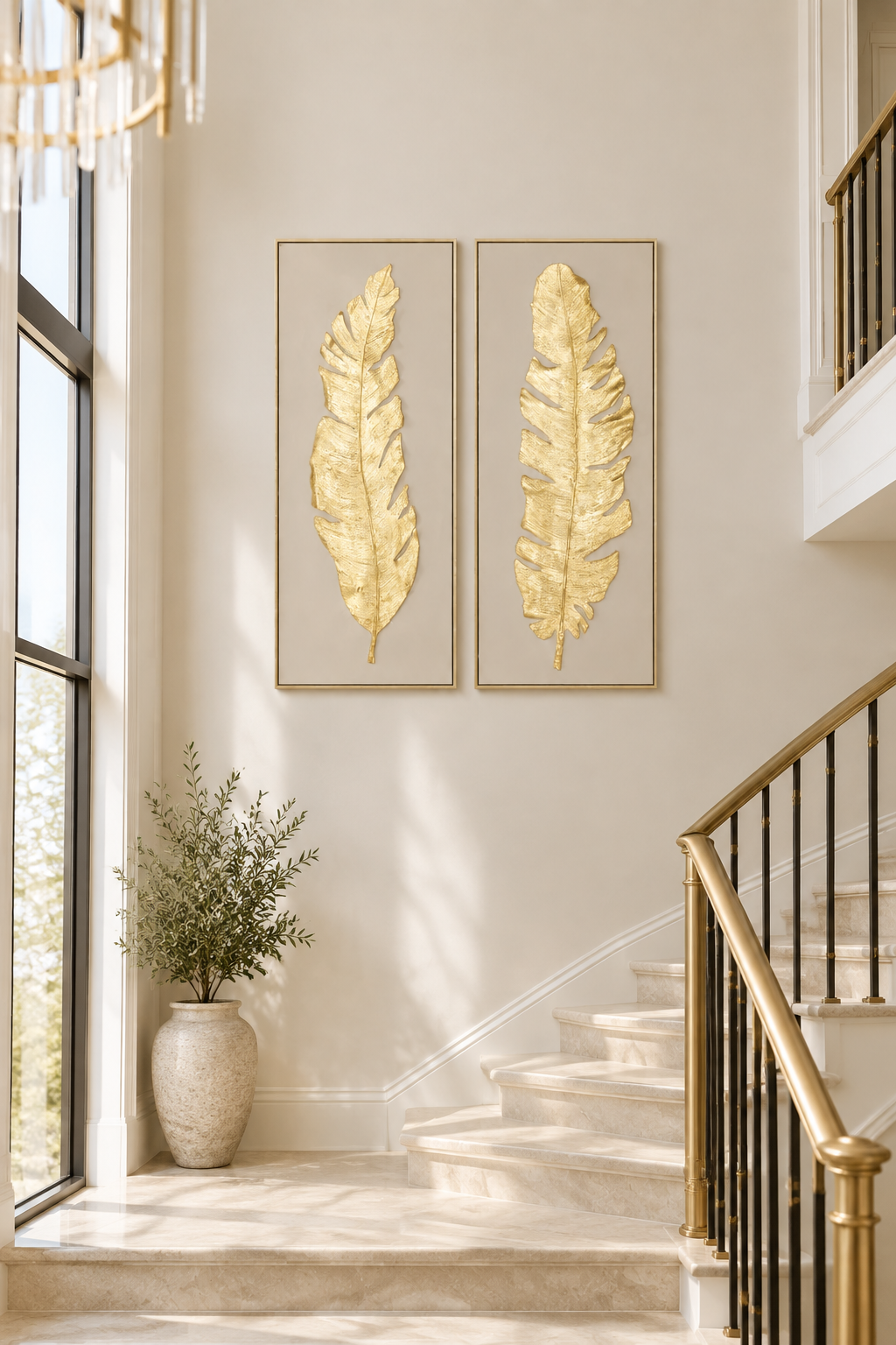 Quadros de plumas douradas numa escadaria de pé-direito duplo