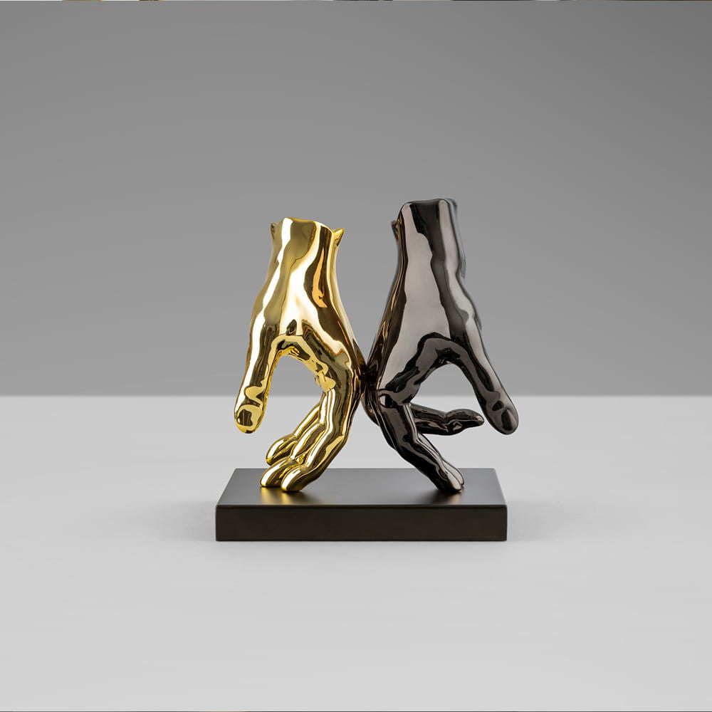 Figura Decorativa Duas Mãos Cinza e Dourado 20cm