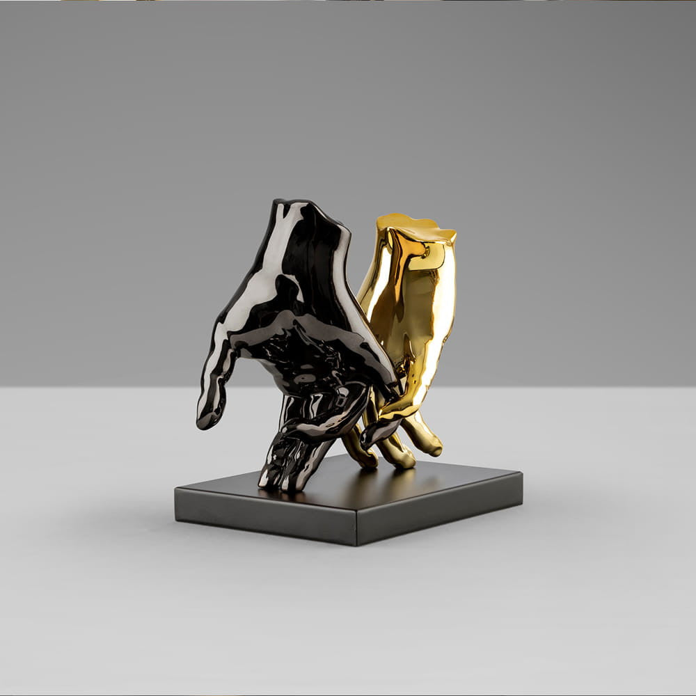 Figura Decorativa Duas Mãos Cinza e Dourado 20cm
