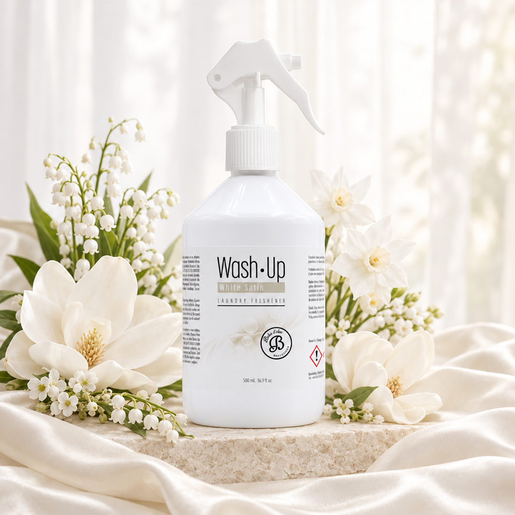 Spray White Satin num ambiente floral delicado com seda e magnólia